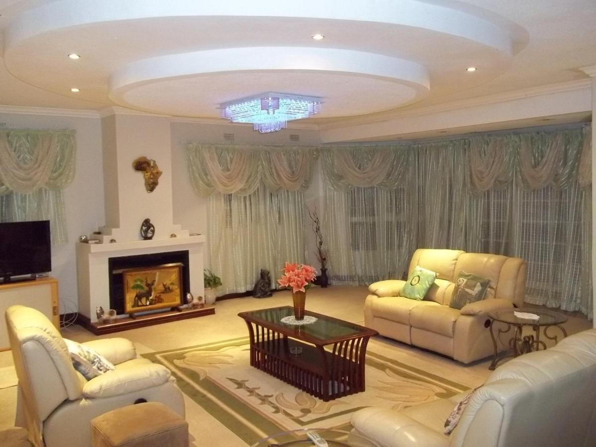 Carlcyn Homestay Gaborone Exteriör bild