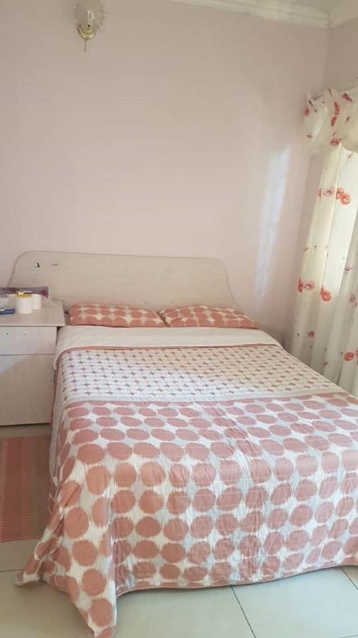Carlcyn Homestay Gaborone Exteriör bild