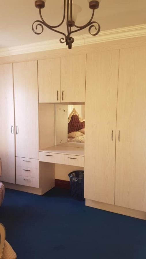 Carlcyn Homestay Gaborone Exteriör bild