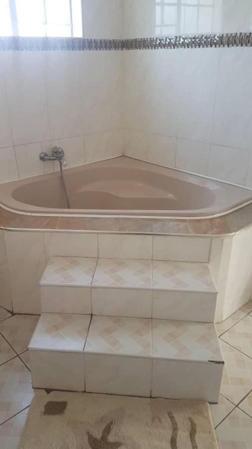 Carlcyn Homestay Gaborone Exteriör bild