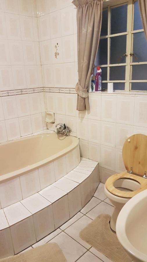 Carlcyn Homestay Gaborone Exteriör bild